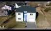 Maison Vente 3 chambres à SurrE - 670 000 € Texte français ci-dessous
Freistehendes Einfamilienhaus, mitten in der Natur, sehr ruhig mit tollem Blick, Baujahr 2016, Grundstück 8.91a, Doppelgarage, ca.140m2
Das Haus befindet sich in einem neuwertigen Zustand. Im Erdgeschoss finden sich eine große Doppelgarage mit elektrischem Tor, ein Kellerraum, die Waschküche und der Heizungskeller mit einer modernen Viesmann Pelletheizung. Im vorderen Bereich gelangt man durch den Haupteingang in einen großzügigen Flur mit Zugang zu einem Büro/Schlafzimmer, einem großen Badzimmer und dem Treppenhaus.
In der ersten Wohnétage gibt es eine große Empfangshalle mit Zugang zu allen anderen Wohnbereichen. Das Wohn/Esszimmer erstreckt sich über die gesamte Tiefe des Hauses. Die Küche ist sehr groß und hat einen Zugang zur Terrasse und dem Garten hinter dem Haus. Des Weiteren liegen hier die 2 Schlafzimmer und ein großzügiges Badezimmer.
Vor dem Haus befinden sich 2 Stellplätze, die Gartenanlage ist in Bearbeitung, das Dach ist isoliert und mit Betonziegel eingedeckt, die Fassade wurde mit 14cm gedämmt und die Fenster sind 3-fach verglast.
Das Haus liegt ruhig ein einer Straße, die nur von Anwohnern benutzt wird. 50 Meter weiter beginnt die Natur mit vielen Wanderwegen, Wäldern und Feldern. Gegenüber dem Haus hat man einen tollen, offenen Blick über das Tal. Die Ausrichtung des Gartens ist gegen Westen. Schulen und Verkehrsanschlüsse liegen in der Nähe. Einkaufsmöglichkeiten im Umkreis: Wiltz 12km, Pommerloch 10km, Martelange 17km
Maison unifamiliale libre de 4 côtés avec vue superbe, située en pleine nature. Année de construction 2016, terrain de 8a91, garage double, surface habitable +/- 140m2.
La maison se trouve dans un état neuf. Au rez-de-chaussée se trouvent un grand garage double avec porte automatique, une cave, une buanderie et la chaufferie avec un chauffage moderne à granulés « Viesmann ». L’entrée principale dans la partie antérieure mène à un hall spacieux avec accès à un bureau/chambre à coucher, une grande salle de bains et la cage d’escalier.
Au premier étage se trouvent un grand hall d’accueil qui relie toutes les autres zones d’habitation. Le salon/salle à manger s’étend sur toute la profondeur de la maison. La cuisine très grande dispose d’un accès sur la terrasse et le jardin derrière la maison. En outre on trouve ici 2 chambres à coucher et une salle de bains spacieuse.
2 emplacements pour voitures sont devant la maison, l’aménagement du jardin est en cours, la toiture isolée est couverte de tuiles en béton, la façade a été isolée avec 14cm et les vitres ont du triple vitrage.
La maison se situe dans une rue calme qui n’est fréquentée que par des riverains. 50m plus loin on est en pleine nature avec beaucoup de sentiers pédestres, des forêts, des champs…. Vis-à-vis de la maison s’ouvre une vue superbe sur la vallée. L’orientation du jardin est vers l’ouest. Les écoles et les raccordements aux réseaux de transport sont à proximité. Commerces dans les alentours : Wiltz 12km, Pommerloch 10km, Martelange 17km...