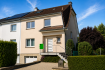 **À VENDRE - BERTRANGE - Maison familiale 4 chambres - +220 m² - Jardin Sud-Ouest -Double garage**  
--------------------------------------------------------------------------------------------  
  
SIGELUX Real Estate vous propose à la vente cette belle maison jumelée idéalement située à Bertrange, dans un environnement résidentiel particulièrement calme et recherché.  
  
Implantée dans une rue sans issue, la propriété bénéficie d'une situation privilégiée, à l'abri de la circulation, tout en restant à proximité immédiate de Luxembourg-Ville, des écoles, commerces et principales infrastructures de la commune.  
  
Développant une surface totale de plus de 220 m², la maison offre de généreux volumes répartis sur plusieurs niveaux, quatre chambres, un double garage ainsi que d'agréables espaces extérieurs orientés Sud-Ouest.  
  
Le vaste living avec feu ouvert, donnant directement de plain-pied sur la terrasse et le jardin, constitue le véritable cœur de la maison.  
  
Agencement  
Rez-de-chaussée:  
Hall d'entrée  
Grand living de ±33 m² avec feu ouvert  
Accès direct de plain-pied à la terrasse et au jardin  
Jardin bénéficiant d'une excellente orientation Sud-Ouest  
Cuisine séparée entièrement équipée, installée il y a moins de 10 ans  
WC séparé  
  
Les larges ouvertures vers l'extérieur apportent une belle luminosité à l'espace de vie et permettent de profiter pleinement de la terrasse et du jardin dès les beaux jours.  
  
Premier étage:  
L'espace nuit principal comprend :  
Trois chambres à coucher  
Salle de douche  
  
Un étage parfaitement adapté à une famille avec enfants, permettant de conserver les espaces de vie et de nuit bien distincts.  
  
Deuxième étage / combles :  
Le dernier niveau constitue un véritable espace supplémentaire et offre de belles possibilités d'évolution.  
  
Il comprend actuellement :  
  
Une quatrième chambre  
Une salle de douche avec WC  
Des espaces de grenier partiellement aménagés  
  
La configuration de cet étage permet d'envisager différentes utilisations selon les besoins des futurs propriétaires : suite parentale, espace pour adolescent, bureau, chambre d'amis ou espace loisirs.  
  
Les parties de grenier encore disponibles offrent également des possibilités d'aménagement et d'optimisation supplémentaires, sous réserve des possibilités techniques et des autorisations éventuellement nécessaires.  
  
Sous-sol et annexes  
  
La maison bénéficie également d'un niveau fonctionnel comprenant notamment :  
  
Double garage  
Buanderie  
Locaux techniques  
Espaces de rangement  
Les atouts de la propriété:  
  
- Plus de 220 m² de surface totale  
-  Situation particulièrement calme dans une rue sans issue  
- Jardin et terrasse orientés Sud-Ouest  
- Living de ±33 m² avec feu ouvert  
- Accès de plain-pied du séjour vers la terrasse et le jardin  
- 4 chambres à coucher  
- Deux salles de douche  
- WC séparé  
- Dernier étage offrant différentes possibilités d'utilisation  
- Double garage  
- Cuisine équipée de moins de 10 ans  
- Moustiquaires  
- Volets électriques  
- Fibre optique  
- Chauffage à condensation  
- Façade récemment rénovée et isolée  
- Fenêtres remplacés en 2013  
  
Une adresse recherchée à Bertrange  
  
Bertrange compte parmi les communes résidentielles les plus appréciées aux portes de Luxembourg-Ville.  
  
La commune séduit notamment par son excellente qualité de vie, ses activités multi culturelles, ses infrastructures scolaires et sportives, ses commerces ainsi que sa connexion rapide avec la capitale.  
  
La maison permet ainsi de profiter d'un environnement paisible et familial tout en bénéficiant d'un accès rapide :  
  
à Luxembourg-Ville  
à Strassen  
aux commerces et centres commerciaux  
aux écoles et crèches  
aux transports en commun  
aux infrastructures sportives et de loisirs  
aux principaux axes routiers et autoroutiers  
Une maison familiale aux nombreux atouts  
  
La propriété dispose déjà d'éléments techniques et de confort appréciables, notamment une façade récemment rénovée et isolée, un chauffage à condensation, une cuisine relativement récente, des volets électriques, des moustiquaires et la fibre optique.  
  
Quelques travaux de rafraîchissement intérieur permettront aux futurs propriétaires d'adapter les espaces à leurs goûts et à leur style de vie.  
  
Grâce à ses plus de 220 m² de surface totale, ses quatre chambres, son dernier étage évolutif, son double garage et surtout son agréable jardin orienté Sud-Ouest, cette maison constitue une opportunité particulièrement intéressante pour une famille souhaitant s'installer durablement à Bertrange.  
  
Informations et visites:  
  
Les visites sont organisées exclusivement sur rendez-vous.  
  
Pour toute information complémentaire ou pour organiser une visite :  
  
Bob Funck  
SIGELUX Real Estate  
  
tél: +352 621 265 450  
  
Mail:  bob@sigelux.lu