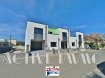 Maison Vente 3 chambres à Aumetz - 395 000 € Maison Aumetz 5 pièce(s) 130 m2. IDÉAL FRONTALIER !
A proximité du Luxembourg (Esch-Belval, Rumelange, Dudelange) ; devenez propriétaire sur la commune d'Aumetz profitant de tous les commerces de premières nécessités (boulangerie, supermarché, pharmacie, banque, ...), des écoles (maternelle, primaire, collègue) mais aussi d'une facilité de déplacement avec les transports en commun.
Cette maison mitoyenne des 2 côtés de construction 2024 de 130m² habitable sur un terrain de 261m², en cour de finition, vous séduira par son architecture moderne et contemporaine offrant tout le confort recherché.
La maison se compose d'une d'entrée donnant sur la pièce de vie de près de 29m² communiquant directement avec l'espace cuisine-salle à manger de plus 25m², offrant un espace de vie confortable pour toute la famille et où vous pourrez installer la cuisine de votre choix.
Vous profiterez d'une grande baie vitrée donnant accès aux extérieurs avec un espace terrasse et jardin de 110m².
Pour votre confort, vous disposerez d'un cellier-buanderie, d'un wc séparé et d'un garage avec porte motorisée.
A l'étage vous y trouverez , 1 chambre type suite parentale avec sa salle d'eau privative et d'un balcon, 1 salle de bain avec douche, vasque et wc, ainsi que 2 grandes chambres de plus de 13m², dont 1 avec une terrasse privative.
Des prestations de qualité !
* RT 2020 * Triple vitrage * Volets électriques * Chauffage par le sol * Pompe à chaleur * Isolation par l'extérieur * Garantie décennale.
Disponibilité début d'année
A NE PAS MANQUER
Frais d'agence à charge vendeur
Votre conseiller Immobilier : Marie PETITFRERE : 06 95 67 68 76