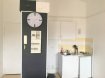 PELTRE 3 rue de Tinseau (57245)

Vous pouvez trouver au 2ème étage d'un petit immeuble situé au cœur du village, un studio de 18m² comprenant : une entrée avec placard, une cuisine (avec plaques de cuisson, meubles et frigo) ouverte sur la pièce de vie et la salle de bain avec WC. Chauffage électrique. Parking privatif. 

LIBRE A PARTIR DU 01 aout 2026

Garant obligatoire.

Loyer : 315€
Charges : 40€ (avance sur eau, entretien des communs, entretien des espaces verts, électricité des parties communes)
Modalités de récupération des charges locatives : provisions avec régularisation annuelle

Dépôt de garantie : 315€
Honoraires à la charge du locataire : 198€ (dont 54€ d'état des lieux) 

Date de réalisation du diagnostic : 07/06/2022
Frais annuels d'énergie : Entre 470€ et 680€ par an (prix moyens des énergies indexés au 1er janvier 2021)
Consommations énergétiques : E (319 kWhEP/m².an)
Emissions de gaz à effet de serre : B (12kgéqCO2/m².an)

Contact pour visites : Mme Vilault-Lintz Rachel 06 84 45 23 22