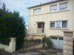 Maison Vente 3 chambres à Creutzwald - 125 000 € L'agence Pack'Immo vous propose cette maison familiale semi-mitoyenne d'environ 100 m² sur un terrain de 6 ares. Cette maison est composée d'un vaste salon/séjour dans le quel on retrouve une belle cheminée à l'ancienne, au même niveau une cuisine équipée avec accès sur une large terrasse couverte idéalement orientée, de plus une salle de douche carrelée et un WC séparé viennent compléter le rez-de-chaussée.
A l'étage nous retrouvons la partie nuit avec 3 chambres toutes dotées d'armoires encastrées, un hall pouvant servir de bureau et une pièce en cours de rénovation afin d'accueillir une 2ème salle de bains.
Le chauffage est actuellement au fuel, les fenêtres sont toutes double-vitrées PVC, volets électriques dans la cuisine, garage double-voiture plus grand sous-sol fonctionnel. Vous trouverez également un second garage sur le côté de la maison qui peut faire office d'atelier ou de pièce de stockage.