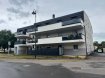 Appartement F4 DE 83m2  au 1er étage d'une résidence de standing situé dans un quatier calme et proche de toutes les commodités.
Celui-ci comprend entrée avec placard, cellier, séjour avec cuisine ouverte équipée et accès terrasse (30m2), trois chambres, salle de bains avec douche.
Un garage individuel et un parking extérieur complètent le bien.
Aucun travaux à prévoir.
L'appartement bénéficie des préstations suivantes : isolation des façades par l'extérieur, double vitrage PVC, volets roulants électriques, chauffage individuel gaz par le sol, vidéophone couleur.