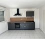 Appartement F2 de 59m2 situé au 2ème et dernier étage sans ascenseur d'une résidence édifiée en 2009. Cet appartement comprend : entrée avec placard, séjour avec cuisine équipée neuve (four, plaque de cuisson, hotte aspirante et mobilier haut et bas), une chambre, salle de bains avec baignoire et pare douche, WC, cellier. Double vitrage PVC, volets électriques, isolation extérieure, chauffage par le sol. Les charges comprennent : eau froide, entretien des communs et espaces verts, taxe ordures ménagères, électricité des communs. Les frais d'agence à la charge du preneur sont de : 640€ (bail + dossier 470€, état des lieux 170€).