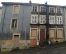 Maison Vente à Montmédy - 64 200 € Maison d'habitation comprenant :
Au rez-de-chaussée : cuisine, salle à manger, salon, chambre, salle de bain, w.c. ;
Au 1er étage : 2 chambres, 2 pièces ;
Au 2ème étage : grenier.
Cave ;
Installation de chauffage central au gaz de ville.
Terrain sur l'arrière de la maison
Le tout sur 26a 80ca