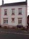Maison Vente 4 chambres à Mercy-le-Bas - 220 000 € Maison individuelle de 190 m2 comprenant deux appartements, sur terrain de 18 ares
se composant:
- REZ-DE-CHAUSSÉE:
Cuisine - salon/salle à manger de 30 m2 - une chambre - S D B - WC
sols chambre et salon/salle à manger en parquet chêne -- sols en carrelage - dalle en béton
Appartement à rafraîchir
- ÉTAGE:
Cuisine - salon/salle à manger de 30 m2 - S D B - WC - 1 chambre
En mezzanine 2 chambres
sols salon/salle à manger en carrelage -- sols en plancher avec revétement plastique - dalle en bois
En mezzanine sols en moquette sur plancher
- SOUS-SOL: - 2 caves séparées sur 70 m2 - avec chauffage individuelle au fuel pour chaque appartement
compteur électrique pour chaque appartement
terrain de 18 ares - petite cour en façade - grande cour de 100 m2 - deux garages - pelouses de 300 m2 - terrain à réhabiliter de 1200 m2
sur la commune - maison médicale - école primaire et maternelle - pharmacie - dentiste - coiffeurs - poste - gendarmerie
A 15 minutes de Longuyon / Réhon / Chenières / Villers la montage
A 20 minutes de Longwy / Villerupt
Briey / Aumetz / Crusnes / Rodange (Luxembourg)
A 25 minutes de Audun le Tiche et Esch sur Alzette( Luxembourg)
A 35 minutes de Thionville
A 50 minutes de Luxembourg ville , de Metz
conviendrait à investisseur ou grande famille -
date d'occupation à convenir.
Pour toute information et visites, prière de contacter M. PAZZOGNA au nr
tel - +33-06-26-08-31-07