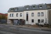 Appartement Vente 1 chambre à Nospelt - 544 659 €
Bel appartement de 78.85 m² situé au 1er étage d'une future résidence de haut standing à 5 unités sise à Nospelt, commune de Kehlen.
L'appartement dispose de:
Hall d'entrée, living/salle à manger avec accès au balcon, cuisine ouverte, 1 chambre à coucher, 1 grande salle de bains avec douche, 1 WC séparé, balcon, jardin privatif, garage fermé et 1 emplacement extérieur.
Le prix affiché est avec 3% de TVA.