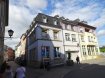 Appartement Vente 3 chambres à Remich - 515 000 € Ein Apartment in exponierter Lage, unweit der Sonnenpromenade Remichs, mit sagenhaftem 180 Grad Blick über Mosel und die umliegenden romantischen Weinberge. Man betritt das Apartment über einen grossen Flur von dem aus alle Räumlichkeiten abgehen. Das grosszügige und helle Wohnzimmer verfügt über einen sonnigen Südwestbalkon und diverse Fenster mit Blick auf die Promenade. Eine separate grosse Einbauküche gehört selbstverständlich zur Ausstattung. Am Ende des Flurs finden wir 3 Schlafzimmer , 1 Duschbad, 1 separate Toilette , sowie ein weiteres Badezimmer mit Badewanne und WC.
Zur Wohnung gehört ein grosser Hauswirtschaftsraum, der als Waschküche und Abstellraum dient.
Die Residenz befindet sich in einem gepflegten Zustand.