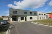 Bureau Location à Wiltz - 1 850 € Ensemble neuf de 2 bureaux et communs à louer d'une surface totale de 126 m² Description :
Rez-de-chaussée : 1 bureau de 44 m²
1er étage : 1 bureau de 63.5 m² / salle de réunion de 15 m² (commune) / cuisine de 15m² (commune) / terrasse de 20 m² (commune)
Climatisation, store électriques, réseau internet, compteurs séparés.
Loyer mensuel : 1850 € charges
Ref agence : 6982