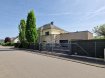 Villa Vente 4 chambres à Mersch - 2 298 000 € Villa d'exception construite en 2011 sur un terrain de 8a95ca et libre de 4 côtés offrant une surface totale d'environ 527 m², dont 360 m² habitables.
Le bien se compose comme suit :
Au rez-de-chaussée : Vaste hall d'entrée revêtu de pierres de Bourgogne, un WC d'hôtes, une cuisine équipée indépendante, une salle à manger d'environ 30 m² ouverte sur un vaste salon de 67 m² donnant accès à une terrasse de 42 m² et au jardin, un bureau de 12 m², une salle de douche ainsi qu'un double garage pour deux voitures. La terrasse est aussi accessible par le garage.
Premier étage : Palier en forme de galerie, deux grandes chambres à coucher de 30 m² et de 25 m², chacune avec sa salle de bains attenante et son dressing, avec accès à une terrasse, respectivement à deux terrasses, dont une de 150 m².
Combles : Grande espace de loisirs (modulable) entièrement aménagé avec une surface au sol de 106 m² et une hauteur sous plafond jusqu'à 3,40m avec quatre puits de lumière (Velux).
Sous-sol : Grand espace de loisir de 47 m², une chaufferie, une buanderie, un local technique et une cave.
Un ascenseur dessert le sous-sol, le rez-de-chaussée et le 1er étage.
La villa est très bien entretenue et équipée de matériaux haut de gamme :
- fenêtres avec triple vitrage,
- volets roulants électriques,
- climatisation,
- pompe à chaleur réversible,
- chauffage au sol,
- panneaux solaires,
- système d'alarme
- revêtements de sols en parquet, pierres de Bourgogne et carrelage.
Le bien se situe dans un quartier strictement résidentiel et calme de Mersch. Le centre Mersch avec ses commerces et restaurants se trouve à quelques minutes.
Pour tous renseignements supplémentaires ou pour convenir d'un rendez-vous pour une visite, veuillez nous contacter par téléphone au (+352) 691 400 705 ou par mail : info@17b.lu