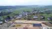 Maison individuelle Vente 5 chambres à Brouch (Mersch) - 904 860 € Le lotissement Oben dem Dorf à Brouch se compose de 21 terrains de 2ares63 - 9ares95 pour la construction de maisons individuelles, de maisons jumelées, de maisons jumelées par le garage et de maisons en bande. Les terrains sont vendus avec un contrat de construction.Nous vous proposons ici une maison jumelée d'une surface brute de m2, finition clé en mains.Garage intérieur 1 voiture, 2 parkings extérieurs.5 Chambres à coucher, 1 Dressing et 2 Salle de bains sur un terrain de 5.73ares.Tous les prix annoncés s'entendent à 3% TVA, sujet à une autorisation par l'administration de l'enregistrement et des domaines.Ref agence :5481046 Lot21