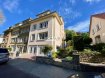 Maison Location 6 chambres à Luxembourg-Merl - 4 000 € Schaus Immobilier propose à la location cette maison libre de trois côtés idéalement implantée à Luxembourg-Merl à quelques minutes à pied de la place de l'Etoile et les transports en commun.Au rez-de-chaussée, un hall d'entrée permet d'accéder à :- Une cuisine équipée et aménagée ouverte sur la salle à manger (+- 28m2) avec accès à la terrasse et au jardin.- Un salon/séjour (+- 30m2) dont le sol est recouvert de parquet- Un WC séparé.Au premier étage, un hall de nuit permet d'accéder à :- Trois chambres dont une avec dressing (+- 13,80m2, 14,30m2 et 18,00m2)- Une salle de bains avec baignoire et WC, disposant d'une fenêtre.Du deuxième étage, un hall de nuit permet d'accéder à :- Deux grandes chambres dont les surfaces respectives sont d'environ 25,20 et 26,15m2- Une salle de douche avec WCAu dernier étage se trouvent :- Une chambre- Salle de doucheAu sous-sol de la maison se trouvent des espaces caves, réserve, buanderie et chaufferie. Deux emplacements pour des voitures sont également à disposition.La maison est chauffée au gaz, les fenêtres sont en double vitrage avec des châssis en PVC et disposent de volets roulants motorisés.Nous sommes à votre disposition pour tout renseignement complémentaire et un rendez-vous de visite.Les honoraires de négociation sont à la charge du locataire et s'élèvent à un mois de loyer augmenté de la TVA en vigueur.
