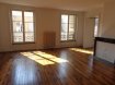 Appartement Location 3 chambres Metz - 1 030 € c.c. METZ CENTRE 1 RUE AU BLE
A proximité de la cathédrale de Metz et de ses commerces, vous trouverez au quatrième étage d'un immeuble sécurisé, un appartement 5 pièces de 162m² offrant une entrée, un salon, un séjour, une cuisine meublée et équipée, trois chambres, une salle de bains avec wc, un cellier et une buanderie. Chauffage individuel au gaz.
Honoraires d'agence selon LOI ALUR
654 € pour la constitution du dossier, la rédaction du bail
3€/m² pour l'état des lieux, soit: 486 €
Soit un total de 1140 €.