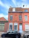 Maison Vente 4 chambres à Tourcoing - 189 000 € TG Centre Maison cadre 4 chs 2 sdb. EXCELLENTS DPE : C 109 / C 13 A 2 pas du centre-ville, dans une rue très sécurisée avec de grandes maisons de maîtres, nous vous proposons cette maison cadre rénovée, offrant de très beaux volumes et du charme. La façade est imposante, elle dispose d'un couloir d'entrée, d'une cave saine, d'une enfilade de grandes pièces pour une surface d' environ 60m² avec cuisine équipée, un wc au rdc, et un patio / cour intérieure sans vis à vis avec petite dépendance. Au premier étage 2 belles chambres une salle de bains 1 dressing wc séparés au second étage 2 autres chambres une seconde salle de bains. Vous serez complètement séduits par l'emplacement et les volumes de cette demeure qui garde encore un peu de charme après la rénovation : chauffage central au gaz, double vitrage bois avec persiennes, et tout à l'égout ! Les frais d'agence sont de 9000 euros à la charge des acquéreurs et inclus dans le prix affiché représentant 4.76 pourcent du prix, soit un prix net vendeur de 180 000 euros.