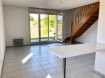 Appartement Location à Château-du-Loir - 490 € c.c. APPARTEMENT PROCHE CENTRE VILLE. RDC : entrée avec placards, WC, séjour ouvert sur cuisine aménagée et équipée (plaques de cuisson, hotte, four et lave-vaisselle), placard avec ballon d'eau chaude. Étage : palier avec placards desservant une chambre et une salle de bain. Terrasse privative de 8,96 m2. Deux places de parking no 36 et 37. LIBRE