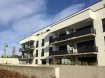 Appartement Location 1 chambre à Schifflange - 900 € Très bel APPARTEMENT au 2e étage avec ascenseur dans la Résidence Capucine, comprenant:
- hall d'entrée avec vidéophone, placards de rangement,
- cuisine équipée ouverte sur living-sàm avec accès sur grand balcon ensoleillé
- chambre à coucher
- sddouche avec lavabo meublé et WC.
au sous-sol: cave privée et emplacement voiture, buanderie en commun.
LIBRE AU 01.09.2017