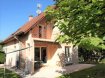 Maison Location 3 chambres à Hésingue - 1 230 € c.c. Maison type F5 à louer sur Hésingue. Dans une impasse à l'atmosphère familiale, une maison individuelle année 1995, d'une surface de 105m2 habitables sur 6,5 ares de terrain et qui comprend: une entrée avec placard, un salon/séjour lumineux avec cheminée et accès au jardin, une cuisine équipée séparée, 3 chambres, une salle de bains avec douche, baignoire et WC, ainsi qu'un WC séparé au rez de chaussée. Sous-sol avec garage, buanderie, cave. Beau jardin paysager avec terrasse, parking à l'avant, terrain entièrement clôturé. Chauffage central au gaz, système d'alarme, très bon état général. Disponible à partir du 8 octobre