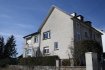Maison jumelée Vente 4 chambres à Luxembourg-Gasperich - 1 199 000 € Texte français ci dessous.
Renoviertes Einfamilienhaus am Ende einer ruhigen Sackgasse mit grossem Garten.
Das Haus wurde 1936 erbaut und 1967 baulich erweitert. 1997 wurde es renoviert, wobei bis zum heutigen Tag weitere Verbesserungen installiert wurden. Im Erdgeschoss finden sich eine Gästetoilette, ein Wohnzimmer, ein Esszimmer, die neuwertige Einbauküche mit überdeckter, kleinen Veranda und Zugang zum Garten, sowie ein weiteres Zimmer nach hinten raus. Im 1.Stock gibt es 3 Schlafzimmer, wobei eines über einen Balkon verfügt, und ein Badezimmer mit Dusche. Im 2.Stock befinden sich ein weiteres Schlafzimmer/Büro und ein Abstellraum.
Das ganze Haus ist unterkellert. Hier finden sich mehrere Räumlichkeiten, z.B. eine Garage für ein kleineres Auto, eine Waschküche, ein Weinkeller, die Gasheizung ( Vaillant ), ein Atelier und der Ausgang zur Terrasse & Garten. Der Garten führt links am Haus vorbei nach hinten. Hier gibt es ein betoniertes Gartenhäusschen, einen kleinen Weiher und mehrere tolle Bäume. Die Terrasse hinter dem Haus ist mit einer Pergola massiv überdacht.
Das Dach des Hauses wurde 1999 komplett mit Schiefer erneuert, das Dach über dem Anbau aus Zink 2005. Die Deckenhöhe beläuft sich auf 3.00 m.
Das gesamte Haus befindet sich in einem guten Zustand.
Maison unifamiliale rénovée avec jardin au bout d’une rue en cul-de-sac très calme.
La maison a été construite en 1936 et agrandie en 1967.
En 1997 elle a été rénovée et d’autres améliorations ont été installées jusqu’à ce jour. Au rez-de-chaussée se trouvent un WC séparé, un salon, une salle à manger une cuisine équipée à l’état neuf avec petite véranda couverte, un accès au jardin, ainsi qu’une chambre supplémentaire à l’arrière.
Au 1er étage se situent 3 chambre à coucher, dont une avec balcon et une salle de bains avec douche. Au 2e étage se trouvent une chambre à coucher supplémentaire (ou bureau) et un débarras.
Dans la cave, se trouvent plusieurs pièces comme un garage pour une petite voiture, une buanderie, une cave à vin, la chaudière à gaz (Vaillant), un atelier et la sortie vers la terrasse et le jardin.
Le jardin passe le long du côté gauche de la maison à l’arrière. Ici on trouve un abri de jardin en béton, un petit étang et quelques arbres formidables. La terrasse postérieure est couverte par une pergola massive. La toiture a été rénovée en ardoises en 1999 et la toiture de l’annexe en zinc en 2005.
La hauteur des plafonds est de 3m. La maison entière se trouve dans un très bon état.
Das Gebäude liegt als letztes Haus in einer Sackgasse sehr ruhig und ist einseitig angebaut. Auf der anderen Seite grenzt das Grundstück an eine riesige Grünfläche/Felder. Der Garten ist nach Süden ausgerichtet.
Gasperich gehört zu den interessanten Wohngebieten der Stadt Luxemburg. Von hier ist man direkt am Bahnhof, auf den Autobahnen, unweit von allen Einkaufsmöglichkeiten ( Ban de Gasperich & Cactus Howald ) und mit exzellenten Verkehrsanbindungen zum öffentlichen Transport. Obwohl sehr zentral gelegen hat dieser teil von Luxemburg Stadt ein gemütliches dorf-ähnliches Flair.
L’immeuble, accosté d’un côté, se situe comme dernière maison au fond d’une ruelle en cul-de-sac très calme. De l’autre côté, le terrain longe une surface champêtre énorme. Le jardin est orienté plein sud. Gasperich appartient aux quartiers intéressants de la ville de Luxembourg. La gare, les autoroutes, les commerces (ban de Gasperich & Cactus Howald) ainsi que les relations excellentes par transport public sont à proximité immédiate. Bien que situé de façon centrale, ce quartier de la ville de Luxembourg a gardé un charme villageois.