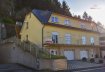 Maison jumelée Vente 3 chambres à Wiltz - 695 000 € Maison unifamiliale jumelée:Terrain de 4,49 aresConstruction de 1999Surface totale: 252 m2Surface habitable: 126 m2GarageTerrasse et jardin - Description *Rez-de-chaussée :Hall d'entrée, Accès vers l'étage, Garage, Rangement, Grande buanderie, Douche,Chaufferie mazout.*1er étage:Hall, WC séparé, Débarras, Living - Salle à manger spacieux avec grande cheminée à bois et accès vers la terrasse avant.Cuisine équipée familiale de 2015, sortie vers la terrasse arrière et le jardin.*2e étage: Hall de nuit, 3 chambres à coucher, 1 bureau ou chambre, Salle de bains (baignoire de coin, meuble lavabo, WC).*Grenier:Accessible par trappe, aménageable (possibilité de faire une cage d'escalier).- Aspects techniques :Chauffage au mazout Viessmann de 1999 avec boiler eau chaude;Chauffage au sol au 1er étage, Radiateurs dans toutes les pièces, Fenêtres double vitrage en PVC (1999)Construction traditionnelle ? bloc BISOTHERM Toit: en cuivre avec une isolation thermique laine de roche 15 cmSols du rez-de-chaussée: carrelageSols au 1er étage: carrelageSols 2e étage: carrelage et dans les chambres laminâtCages d'escalier en granit poliPorte garage sectionnelle électrique HörmannInstallation internet dans toutes les chambresAlentours aménagés, pelouse, jardin et emplacement extérieur pour 2 voitures.Accès vers l'arrière de la maison par passage latéral.Classification énergétique: passeport en préparation Einfamilienhaus:Grundstück von 4,49 ArBau von 1999Gesamtfläche: 252 m2Wohnfläche: 126 m2GarageTerrasse und Garten- Beschreibung:*Erdgeschoss Eingangsflur,Zugang zum ersten Stock,Garage,Lager,Großer Waschraum,Dusche,Ölkesselraum.*1. Stock:Geräumiger Flur,Separates WC,Abstellraum,Wohnen - Esszimmer mit großem Holzkamin und Zugang zur vorderen Terrasse.Familienküche von 2015, Ausgang zur hinteren Terrasse und zum Garten.* 2. Stock:Nachtflur,3 Schlafzimmer,1 Büro oder Schlafzimmer,Badezimmer (Eckbad, Waschbecken, WC).*Dachboden:Zugänglich durch eine Luke mit der Möglichkeit ein Treppenhaus zu bauen.- Technische Aspekte :1999 Viessmann Ölheizung mit Warmwasserkessel;Fußbodenheizung im 1. Stock,Heizkörper in allen Räumen,Doppelverglaste PVC-Fenster (1999)Traditionelle Konstruktion - BISOTHERM BlockDach: Kupfer mit Wärmedämmung Steinwolle 15 cmErdgeschoss: FliesenbodenFußböden im 1. Stock: gefliest2. Etage: Fliesenboden und in Schlafzimmern LaminatTreppenhäuser aus poliertem GranitHörmann elektrisches GaragentorInternet-Installation in allen RäumenLandschaftlich gestaltete Umgebung, Rasen, Garten und Platz im Freien für 2 Autos.Zugang zur Rückseite des Hauses durch Seitendurchgang.Energieklassifizierung in Vorbereitung