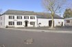 Maison mitoyenne Vente 5 chambres à Derenbach - 510 000 € Belle Maison, sise à Derenbach, commune de Wincrange sur un terrain de 20 ares, comprenant :a) Maison,double vitrage, volets battants.Au rdch. Hall et 4 piècesA l'étage : 5 chambres à coucher avec salle de douche, dont chambre parentale (rénovée) avec baignoire et WC suspendu et balconGrenier : aménageable (bonne hauteur)b) Jardin et garage/hangar derrière la maisonc) 1 appartement de 60 m2. (Pas de photos) chauffage centrald) Dans la grange, possibilité de faire 2 appartements)e) Possibilité d'aménager un studio dans la pièce(voir photo 9)Libre et disponible de suite.Ref agence :461