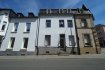 Maison mitoyenne Vente 3 chambres à Luxembourg-Bonnevoie - 895 000 € ***SOUS COMPROMIS***
immohub, votre partenaire dans l’immobilier à Luxembourg-BONNEVOIE , vous propose cette maison en phase de rénovation d’une surface habitable de 105 m2.
3 Chambres / 3 Salles de bains / Cuisine / Salon / Cave
Cette maison unifamiliale est idéale comme habitation mais peut aussi être adaptée aux besoins d’un cabinet médical, kiné ou autres consultations.
Le prix de 895.000 € est pour la maison dans l'état tel quel.
Le prix clefs en main est de 955.000 €
Travaux compris prix clefs en main:
-pose de WC, colonnes de douche, lavabos et meubles de lavabos
-sèches serviettes et ventilation SDB
-cuisine équipée au RDC
-pose de la dernière fenêtre
-pose des spots et lampadaires dans couloirs, des prises et interrupeurs
-tous travaux de plâtre et peinture
-revêtement escalier type marbre, granit ou carrelage à définir; garde-corps en inox
-portes intérieures
-revêtement de sol vinyle aux étages et plinthes
-pose d'une clime au 2ième étage
-pose de carrelage dans la cave et enduisage des murs
-chaudière au gaz
-radiateurs
-enlèvement du bardage extérieur et reconstitution d'une nouvelle façade.
Composition
RDC
Hall d’entrée
WC séparé
Cuisine
Salon
Salle de bains avec douche à l’italienne
R+1
Chambre I
Chambre II
Salle de bains
R+2 (dernièr étage)
Grande chambre avec salle de bains privative (+/- 30 m2)
R-1
Cave de 25 m2
Détails
-Fenêtres en bois avec triple vitrage & volets électriques
-Installations de chauffage & sanitaires neufs
-Installations électriques neuves
-Prédisposition pour la fibre et câblage réseau CAT 7
-RDC: Dalle en béton / Carrelage imitation parquet — chape neuve
-Aux étages : Plancher en OSB à double panneaux croisés
-Velux anti fumée avec centrale dans l’escalier
-Chambre parentale climatisée
-Chaudière gaz à condensation Buderus pour chauffage et ECS
-Isolation du toit en laine de roche & 2 Velux pour une luminosité maximale)