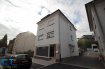 Local commercial Vente à Esch-sur-Alzette - 320 000 € Local commercial se prêtant à tout type de commerce sauf Horeca avec une surface de 78 m², grande vitrine, un Wc, un vestiaire ; une cave privative au sous-sol, situé au rez-de-chaussée dans une petite copropriété de 4 unités rénovée en 2015, proches de la place Benelux.
Ref agence :EAMGB99_0