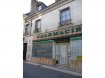 Immeuble de rapport Vente à La Chartre-sur-le-Loir - 212 000 € . Commune de LA CHARTRE SUR LE LOIR, une bâtisse à usage de commerce, comprenant : Une cave sous partie avec chaudière pour chauffage central au gaz. Un Rez de chaussée divisé en : partie public, stockage, bureau, pièce de préparation, réserve, wc. Un étage divisé d'un couloir et de 4 pièces. Un second étage aménagé en studio avec cuisine (chauffage électrique indépendant). Grenier + pièce. Accès indépendant pour les appartements.