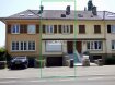 Maison mitoyenne Vente 5 chambres à Luxembourg-Cents - 1 230 000 € SCHAUS Immobilier propose à la vente cette maison idéalement implantée à Luxembourg-Cents.
L'entrée dans la maison se fait par le rez-de-chaussée, où un hall d'entrée dessert les pièces suivantes :
- Un salon/salle à manger d'une surface d'environ 25m2. Le sol de cette pièce est recouvert par du carrelage.
- Une cuisine d'une surface d'environ 9m2.
- Une salle de douche avec vasque et WC.
- Une chambre d'une surface d'environ 24m2
Au premier étage, un palier dessert :
- Une cuisine équipée et aménagée avec un accès à une terrasse, offrant une vue imprenable. La cuisine dispose d'une surface d'environ 21m.
- Deux chambres ( - 7,50m2 et 12,50m2).
- Une salle de douche entièrement rénovée avec WC et vasque.
Au second étage se trouvent :
- Deux chambres ( -11m2 chacune).
- Deux espaces greniers permettant d'agrandir les chambres.
Au sous-sol de la maison se trouvent différents espaces caves et un garage avec une porte motorisée.
La maison dispose d'un beau jardin naturel, idéalement exposé au soleil.
En ce qui concerne les équipements de la maison :
- Les fenêtres sont en double vitrage.
- La toiture est en tuiles.
- Les dalles sont en béton.
- Le chauffage est au gaz, l'installation a été refaite en 2010.
La maison se trouve dans une localité très agréable dans le quartier Cents, à proximité de toutes les commodités, notamment :
- les transports en commun (arrêts de bus, gare, ...)
- les accès aux axes de circulation (notamment un accès aisé aux autoroutes),
- les crèches,
- les commerces de proximité,
- etc.
Nous sommes à votre entière disposition pour tout renseignement complémentaire et un rendez-vous de visite.
Ref agence :VM0290