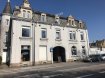 Bureau Vente à Luxembourg-Hollerich - 840 000 € A vendre surface de bureau réparti en 6 bureaux séparés, complété par une salle de conférence commune, une kitchenette, des sanitaires communs, ainsi qu'un grand hall d'accueil. Idéalement conçu pour être loué soit en entier, soit par unité.
Actuellement loué avec un rendement de plus de 5 % cette surface constitue un investissement rentable et durable à la fois.
Le développent actuel et continu du quartier Hollerich, font que la valeur de ce bien mis à part le rendement actuel ne peut que s'accroitre.
Renseignement et visites sur demande.
Situé sur la rue de Hollerich, l'accès autoroutier se trouve à 1 km, le centre-ville se situe à un quart d'heure de marche et le quartier de la gare à 8 minutes. Arrêt de bus devant la porte. Nombreux commerces à proximité.
Pour plus de renseignement ou un Rendez-Vous pour visiter contactez :
Monsieur Bob Funck au 621 26 54 50 / bob@sigelux.lu