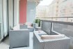 Appartement Vente 3 chambres à Luxembourg-Centre ville - 995 000 € Situé au 1er étage d'un bel immeuble, Elsa a le plaisir de vous présenter ce bel appartement composé comme suit :Une entrée avec vestiaire, une cuisine ainsi qu'un séjour/ salle à manger ouvert avec accès direct à la terrasse, 3 chambres à coucher, une salle de bains avec WC, une salle d'eau avec WC et un espace buanderie.Vous serez séduits par son agencement et ses volumes, son côté traversant, son calme et sa luminosité. Sans oublier sa localisation : à 2 pas du centre.Une cave et un emplacement intérieur complète ce bien.L'appartement est vendu avec un bail emphytéotique.Pour toutes questions ou demandes d'informations, n'hésitez pas à nous contacter, nous serons toujours à votre service.Agence ELSA'HOME à votre écoute pour la concrétisation de vos projets en toute confiance.