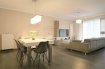 Appartement Vente 3 chambres à Luxembourg-Centre ville - 980 000 € Situé au 1er étage d'un bel immeuble, Elsa a le plaisir de vous présenter ce bel appartement composé comme suit :Une entrée avec vestiaire, une cuisine ainsi qu'un séjour/ salle à manger ouvert avec accès direct à la terrasse, 3 chambres à coucher, une salle de bains avec WC, une salle d'eau avec WC et un espace buanderie.Vous serez séduits par son agencement et ses volumes, son côté traversant, son calme et sa luminosité. Sans oublier sa localisation : à 2 pas du centre.Une cave et un emplacement intérieur complète ce bien.L'appartement est vendu avec un bail emphytéotique.Pour toutes questions ou demandes d'informations, n'hésitez pas à nous contacter, nous serons toujours à votre service.Agence ELSA'HOME à votre écoute pour la concrétisation de vos projets en toute confiance.