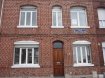 Maison Location 3 chambres à Cambrai - 680 € c.c. Maison de ville. Maison de ville comprenant : hall d'entrée, salon/séjour, cuisine semi-équipée, WC, Véranda. 1er étage : palier, 2 chambres contigues, SDB. 2nd étage : palier, 1 chambre, 1 bureau, chaufferie/lingerie. cc cgaz . PAS DE COUR ET PAS DE JARDIN loyer 670 EUR et 10 EUR de provision pour la taxe sur les ordures ménagères. dépôt de garantie 670 EUR Honoraires 636.50 euros à la charge du locataire et 3636.50 e à la charges du bailleur ( 25% pour la visite, 35%pour le dossier et le bail, 35% pour l'état des lieux) à régler uniquqment à la signature du bail