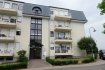 Appartement Location 2 chambres à Berchem - 1 400 € PROCHE CLOCHE D'OR - New keys vous propose ce bel appartement, calme et lumineux, au 1er étage dans une résidence soignée à Berchem. L'appartement se situe à 3min à pied de l'arrêt CFL Berchem (5min de Howald et 8 min de la Gare Centrale) et à 8 min de voiture de la Cloche d'Or (accès autoroutier à 3min).
Il se compose de :
- Hall d'entrée avec placard encastré;
- Cuisine équipée ouverte sur living avec accès balcon;
- Toilette séparée;
- Salle de bain avec baignoire;
- 2 chambres a coucher avec accès sur un second balcon.
Pour compléter ce bien, vous disposez également d'un garage (Box fermé), d'un emplacement parking et d'une cave. En commun, une buanderie et une grande pièce pour faire sécher le linge.
N'hésitez pas à nous contacter au 27 99 86 23 ou par mail info@newkeys.lu pour plus d'informations ou une éventuelle visite
Disponibilité: octobre
