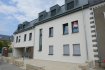 Appartement Vente 2 chambres à Nospelt - 575 103 €
Bel appartement de 84,80 m² situé au 1er étage d'une future résidence à 5 unités de haut standing sise à Nospelt, commune de Kehlen.
L'appartement dispose de:
Hall d'entrée, living/salle à manger , cuisine séparée avec accès au balcon, 2 chambres à coucher, 1 salle de douche, 1 WC séparé, terrasse, jardin privatif, garage fermé et 1 emplacement extérieur.
Le prix affiché est avec 3% de TVA.