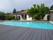 Maison Vente 4 chambres à Pont-à-Mousson - 490 000 € Magnifique maison contemporaine de plain pied. Située proche du centre et dans un secteur très agréable, elle vous séduira par son architecture et ses espaces ouverts tout en transparence avec vue sur la piscine et le jardin. Un grand patio, 3 chambres avec terrasse privée, bureau. 2 salles de bains. Un vaste séjour avec mezzanine donnant accès à la terrasse du toit, salon avec cheminée, cuisine équipée ouvrant sur véranda. Cellier, lingerie . Sous-sol, garage 2 voitures.