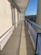 Appartement Vente 2 chambres à Thionville-Sous Préfecture - 148 000 € Thionville : Résidence Le Beau-rivage, quartier sous-préfecture, Appartement situé au 7eme étage composé de 3 pièces très lumineux, proche de la gare. Il se compose d'une entrée avec placard, une cuisine avec coin repas, d'un salon-séjour avec un accès sur une grande terrasse, 2 chambres, salle de bains.
Parquet chêne dans tous l'appartement .
ascenseur, place de parking en sous-sol sécurisée, 2 grands celliers, fenêtres double-vitrage récent, chauffage gaz individuel. Prévoir quelques travaux de rafraichissement.
Classe énergie : D.
Copropriété de 96 lots.
Les honoraires sont à la charge du vendeur