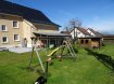 Maison Vente 3 chambres à Mettlach-Weiten - 410 000 € Das Haus stammt aus den 1930ern und wurde teilweise aufwendig renoviert.
Es liegt in einer ruhigen Seitenstrasse von Weiten auf einem 12,5 ar grossen Grundstück und hat einen grossen sonnigen Garten. Im Wohnhaus befinden sich im Erdgeschoss das Wohnzimmer mit Holzkaminofen und direktem Zugang zum Garten, ein Esszimmer, das aufwendig renovierte Badezimmer mit Badewanne (mit Whirlpoolfunktion) und WC, sowie die Küche.
Im ersten OG befinden sich 3 Schlafzimmer, davon eins mit begehbarem Dressing, und das neu renovierte Duschbad mit WC.
Im zweiten OG befindet sich der sehr grosse ( ca 60m2) ausbaufähige Dachboden, dort ist eine Sauna mit Dampfbad eingebaut.
Am Wohngebäude direkt angeschlossen, ist die ehemalige Scheune, die nun als Garage ausgebaut wurde und teilweise als Lagerraum dient. Direkt daneben der ehemalige Stall, auch dieser wurde zur Garage ausgebaut.
Es besteht auch die Möglichkeit Teile der Scheine zu Wohnraum umzubauen.
Weiten liegt nordwestlich des Ortsteils Mettlach auf dem Saargau direkt an der Grenze zu Rheinland-Pfalz, direkt zwischen Orscholz und Freudenburg. Die luxemburgische Grenze liegt 15 Kilometer entfernt, auch ins schöne Saarburg ist es nicht weit.