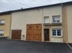 Maison Vente 3 chambres à Waldweistroff - 169 000 € WALDWEISTROFF : grande maison de village à rénover comprenant cuisine, salon-séjour, 3 chambres, 2 salles de bains, une grange et un garage, jardin. Prévoir travaux.