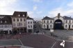 Appartement Location à Haguenau - 625 € c.c. 3 pièces de 62m² situé au centre ville de Haguenau.Le bien se compose d'une entrée, d'une cuisine indépendante meublée, d'un salon, de deux chambres, d'une salle de bains avec baignoire et d'un WC.Idéalement situé, à proximité de toutes commodités ce bien conviendra à une personne seule, un couple sans ou avec un enfant.Situé au deuxième étage sans ascenseur.Loyer : 625 ' par mois charges comprises dont 110 ' par mois de provisions sur charges (régularisation annuelle)Dépôt de garantie : 515 eurosHonoraires charge locataire : 538,50 ' TTC dont honoraires état des lieux charge locataire : 75 euros TTC
