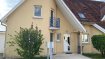 Maison Vente 2 chambres à Betschdorf - 166 400 € Maison mitoyenne. ***SOUS COMPROMIS***
Découvrez cette charmante maison mitoyenne située dans un environnement calme et agréable.
Au rez-de-chaussée : une entrée, un WC, un séjour avec accès direct une terrasse et un espace vert, idéal pour vos moments de détente en extérieur.
A l'étage : deux chambres confortables et une mezzanine pouvant servir de bureau ou de salle de jeux et une salle de bains avec WC.
Le plus, un garage attenant et un parking.
Le bien est soumis au statut de la copropriété mais les frais sont faibles car il n'y a pas de parties communes.
Charges annuelles : 600EUR
copropriété : 18 (jardin, garage compris)
Prix : 166400 EUR~Honoraires inclus charges acquéreur : 1,96% (1.96 % d'honoraires TTC à la charge de l'acquéreur.)