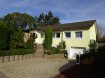 Maison Vente 3 chambres à Perl-Perl - 485 000 € Der freistehende Bungalow befindet sich am Ende einer sehr ruhigen Sackgasse, unweit vom Schengen Lyzeum. Die Wohnetage umfasst ein grosses Wohn/Esszimmer mit 2 Ausgängen zum Garten und der Terrasse, eine Einbauküche, ein grosses Badezimmer und 3 Schlafzimmer. Das Gebäude ist teilweise unterkellert mit einer Garage und dem Heizungskeller. Der Speicher ist nicht begehbar, kann aber nach Absprache mit der Gemeinde voll ausgebaut oder gleich ein ganzes Stockwerk draufgesetzt werden. Das Grundstück ist 16a gross, schön angelegt und mit einem professionellen Zaun eingefasst. Laut den Angaben des Eigentümers kann die Parzelle mit einem Doppelhaus bebaut werden. Es gibt einen Fussgänger-Zugang von der oberen Parallel Strasse auf das Grundstück. Neben dem Grundstück erstrecken sich direkt Felder und Wiesen bis hin zu den Weinbergen.
Das Haus befindet sich unmittelbar unterhalb der Seniorenresidenz Moselpark, dem Schwimmbad und des Schengen Lyzeums. In direkter Nähe befinden sich alle Einkaufsmöglichkeiten ( Aldi, Rewe, Norma, Lidl, Penny etc. ) Der Dorfkern ist zu Fuss in 5 Minuten zu erreichen. Die Grenzbrücke zu Luxemburg-Schengen liegt in 2km und die Autobahn Saarbrücken-Luxemburg in 3 km Entfernung. Der Bahnhof verbindet Perl mit den anderen Moseldörfern sowie mit Trier,