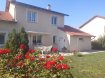 Maison Vente 5 chambres à Yutz - 470 000 € YUTZ - Maison individuelle - 165 m² - 5a80. Jolie maison individuelle de 165 m² habitable et 180 m² au sol, sur 5 ares 80 de terrain, située dans un quartier très calme, offrant une entrée, une belle chambre, un spacieux salon-séjour avec cheminée, une cuisine ouverte équipée et meublée, un accès à la terrasse et au jardin, un toilette, une buanderie/chaufferie et accès au garage. L'étage est composé de 4 chambres avec placards, une salle de bain avec baignoire et douche, un toilette. Panneaux photovoltaïques, chauffage au sol gaz, Prix frais d'agence inclus charge vendeur: 470 000€