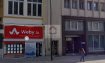 Local commercial Location à Luxembourg-Gare - 3 800 € L'Agence IMMO MAX vous propose ce commerce idéalement située à Luxembourg-Gare, adresse de prestige, face au tramwaySur une surface de 75m² ce local avec vitrine se compose d'une pièce principale, d'une cuisine non équipée à l'arrière et d'un étage supérieur.La restauration y est autoriséPlus d'informations ou plus de photos sur:www.immomax.lu