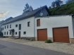 Maison individuelle Vente 4 chambres à Lellingen - 500 000 € Grande MAISON rénovée de 174 m2, avec:
Rdch: Hall d'entrée, Cuisine équipée, Salle de douche, Living, Chaufferie + Buanderie, 2 Garages;
1er étage: grand Palier, 3 chambres à coucher, Salle de Bains;
2ème étage: grande chambre de 45,45 m2.
Entrée séparée: Possibilité de faire un appartement de 72,70 m2. Tous les raccordements sont faits.
Derrière: grande Terrasse/Barbeque couverte, Jardin, Parking pour 4-5 voitures.
Dalles en bois, double vitrage, Toit + Electricité + Canalisation refait en 2001.
Situtation calme et ensolleilée