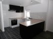 Appartement Location 1 chambre à Lunéville - 600 € c.c. Au centre ville, appartement rénové avec goût de 65m². L'appartement se compose d'un salon, séjour ouvert sur une cuisine aménagée et équipée.
L'appartement offre également une belle chambre et un bureau, ainsi qu'une salle de bain avec douche et baignoire. Toilettes séparés. Un box de rangement est également présent.