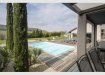Maison individuelle Vente 3 chambres à Schengen - Prix sur demande RE/MAX Forum à le plaisir de vous présenter à SIERCK-LES-BAINS (F) cette VILLA D'ARCHITECTE D'EXCEPTION.
LA PROPRIETE EST IDÉALEMENT SITUÉE , SUR LES CONTREFORTS DE LA MOSELLE , À QUELQUES MINUTES DU G-D DU LUXEMBOURG.
La villa est bâtie sur un terrain de 22 ares et compte une surface habitable d'environ 400 m2 répartie sur 2 niveaux.
Elle s'ouvre en rez-de-ch. sur un large hall et un patio intérieur distribuant sur toutes les pieces de la maison.
Le très grand espace de vie, baigné de lumière, est agrémenté d'une belle cheminée contemporaine.
Une cuisine moderne et semi-ouverte avec un large coin repas, une buanderie, une bilbliothèque, et une cave à vin climatisée complètent ce niveau.
Le salon et la cuisine s'ouvrent sur une superbe terrasse et la piscine.
La suite parentale incluant un dressing et salle de douche offre une vue directe sur la piscine.
Le pool house attenant comprend un Spa ainsi qu'une salle de douche.
Le jardin offre une vue imprenable sur les vignes et la vallée de la Moselle.
Au premier étage, un grand bureau ouvert et lumineux conduit vers deux chambres à coucher. Chaque chambre dispose d'une salle de douche et cabinet de toilette, ainsi qu'un espace bureau.
Une des chambre est dotée d'un dressing et d'un balcon offrant une vue panoramique sur la piscine, le jardin, les vignes et la Moselle.
Grand garage pour 4 voitures, un car-port et espaces de stationnement devant la maison.
Pour toute questions supplémentaires: +352 621 167 173
Ref agence :2234551