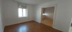 Appartement Location 3 chambres à Sarreguemines - 620 € c.c. Appartement Sarreguemines 6 pièce(s) 125 m2. Appartement lumineux et spacieux proche de la gare, comprenant une entrée, une cuisine non meublée, un cellier donnant accès sur une terrasse de près de 35 m², un salon, une salle à manger , 3 chambres, une salle de bains avec baignoire et WC.Loyer 500 € , charges 120 € (eau chaude / froide, chauffage, nettoyage électricité des communs, TEOM)- Nous contacter au 03 72 64 01 02 -
