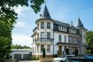 Maison de maître Vente 6 chambres à Mondorf-Les-Bains - 2 250 000 € Maison de maître magnifique directement sur le célèbre parc thermal de Mondorf-les-Bains.
Le bâtiment majestueux appartient à la deuxième génération d'une célèbre famille viticole. Il a été entièrement rénové ces dernières années, sans tenir compte des coûts et en utilisant uniquement des matériaux de haute qualité.
Vous entrez dans le bâtiment par une entrée impressionnante. Le grand couloir avec l'escalier ouvert relie toutes les autres pièces entre elles. A cet étage se trouvent un immense salon/salle à manger avec cheminée et accès à la terrasse ensoleillée, une grande cuisine, également avec accès à la terrasse, des toilettes invités originales et un vestiaire. La terrasse est très grande et fait face au magnifique parc Mondorfer. Au premier étage se trouvent 3 grandes chambres et une grande salle de bain moderne. Le 2ème étage contient également 3 grandes chambres et une autre salle de bain moderne. Le grenier est également très grand et peut être étendu. L'escalier se termine ici par un grand vitrail original.
L'ensemble du bâtiment dispose d'un sous-sol. Vous y trouverez une grande cave à vin, une buanderie et d'autres pièces. Une porte mène au bâtiment arrière/dépôt.
Le bâtiment du dépôt dispose de deux entrées de garage traversant la cour à l'étage inférieur et est divisé en deux niveaux à l'arrière avec beaucoup d'espace. A l'étage supérieur du dépôt se trouvent également 2 niveaux avec des divisions différentes. Un usage commercial pourrait y être réalisé avec l'accord de la municipalité.
Cela s'applique également à la maison, qui peut être utilisée comme siège d'entreprise ou comme profession libérale/habitation.
La cour intérieure est également spacieuse et permet d'accueillir de nombreux véhicules sur la propriété. Devant la maison, l'entrée et le jardin ont été adaptés au style de la maison.
Le chauffage au gaz naturel date de 2012 et les fenêtres sont en double vitrage. La valeur mensuelle moyenne de la consommation électrique des 5 dernières années est de 60 euros, la consommation de gaz (y compris eau chaude) est de 290 m3/gaz.
A côté de la propriété il y a un grand parking pour les thermes et un accès au magnifique parc.
Le centre de Mondorf-les-Bains se trouve à seulement quelques minutes à pied. Tous les commerces, écoles, activités sportives, restaurants, pharmacies, banques et une large gamme d'offres culturelles se trouvent ici. Les liaisons de transport sont idéales, l'entrée de l'autoroute est à seulement 2 km. Des sentiers de randonnée dans une nature infinie et des vignobles célèbres sont à proximité, tout comme le triangle frontalier avec la Moselle romantique et une grande offre touristique.
Vivez ici, là où d'autres partent en vacances.