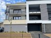 AMNEVILLE - boucle de la comptine

Dans un immeuble récent, vous trouverez au 1er étage, un appartement de type F3 de 64.75 m² comprenant : une entrée, une cuisine équipée (hotte, plaque, four, lave-vaisselle) ouverte sur le salon-séjour qui donne accès à une terrasse de 10m² , 2 chambres ainsi qu'une salle de bains et un WC séparé. Chauffage individuel Gaz. 
Garage + Place de parking extérieur. 

Garant obligatoire + dossier locatif à nous remettre avant visite 

LIBRE au 15 NOVEMBRE 2026

Loyer : 750 €
Charges : 95 € (avance sur eau, nettoyage et électricité des communs, entretien des espaces verts) 
Modalités de récupération des charges locatives : provisions avec régularisation annuelle

Dépôt de garantie : 795€
Honoraires : 710€ dont 194€ d'état des lieux

Date de réalisation du diagnostic : 15/12/2021
Frais annuels d'énergie : Entre 491€ et 665€
Consommations énergétiques : C (72kWhEP/m².an)
Emissions de gaz à effet de serre : C (14kgéqCO2/m².an)

Contact pour visites : Rachel 06 84 45 23 22
