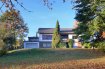 Maison individuelle Vente 7 chambres à Schönecken - 278 000 € Dieses Objekt mit ca. 280 m2 Wfl. befindet sich auf einem 2400 m2 Grundstück in ruhiger Wohnlage von Schönecken. Aufgrund seiner Großzügigkeit eignet sich dieses Objekt hervorragend für Menschen, die viel Platz und Raum zum Leben brauchen oder für Familien, die unter einem Dach Leben und Arbeiten vereinen möchten. Durch seine zwei ebenerdigen Eingänge eignet es sich ebenfalls als Mehrgenerationenhaus.
Das Anwesen mit seiner gepflegten Gartenanlage ist derzeit nicht mehr bewohnt, eine Übernahme ist kurzfristig möglich
Das Erdgeschoss besteht aus einem großem Eingangsbereich, einer Einbauküche, ein Wohn-/Essbereich mit Zugang zu einer 60 m2, teilweisen überdachten Terrasse, ein Badezimmer, 2 Schlafzimmer und 1 Büro/Schlafzimmer..
Durch das voll ausgebaute Dachgeschoss steht Ihnen zusätzlicher Wohnraum von ca. 90 m² Wfl. zur Verfügung, aufgeteilt in ein großzügiges Wohn-/Spielzimmer(ca. 30m2), 2 Schlafzimmer, 1 Büro/Schlafzimmer, 1 Badezimmer, 1 Kleidergarderobe, 1 Abstellraum.
Zudem bietet das Untergeschoß eine Wohnfläche von ca. 70 m² mit einem ebenerdigen Eingang, eine kleine Kitchenette, 2 Schlafzimmer, ein Badezimmer, ein Wohn-/Esszimmer mit Kaminofen und Ausgang in die gepflegte Gartenanlage sowie einem weiterem großem Zimmer welches als Party-/Büro-/Spielzimmer usw. genutzt werden kann.
Ebenfalls im EG befinden sich: Waschküche, Abstellraum, Heizungsraum (Viessmann von 2014), Garage 2-3 Autos.
Die doppelt verglasten Fenster stammen zum Teil aus Bauzeiten, manche wurden 2013 ersetzt. An Bodenbelägen sind Fliesen, Holzparket, Laminat und Teppichware verlegt.
Wir bieten hier ein hochinteressantes Objekt in gutem Zustand mit vielen Möglichkeiten zu einem fairen Preis.
Ref agence :Schönecken
