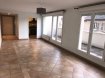 Appartement Vente 3 chambres à Thionville-Centre Ville - 255 000 € A quelques minutes de la gare, cet appartement de 104m2 dispose d'un salon séjour de 30m2 ouvrant sur une terrasse, d'une belle cuisine, de trois chambres (dont une placards penderie), d'une salle de bains, et wc séparé; Au sous-sol cave et parking. Le tout dans une belle résidence récente.